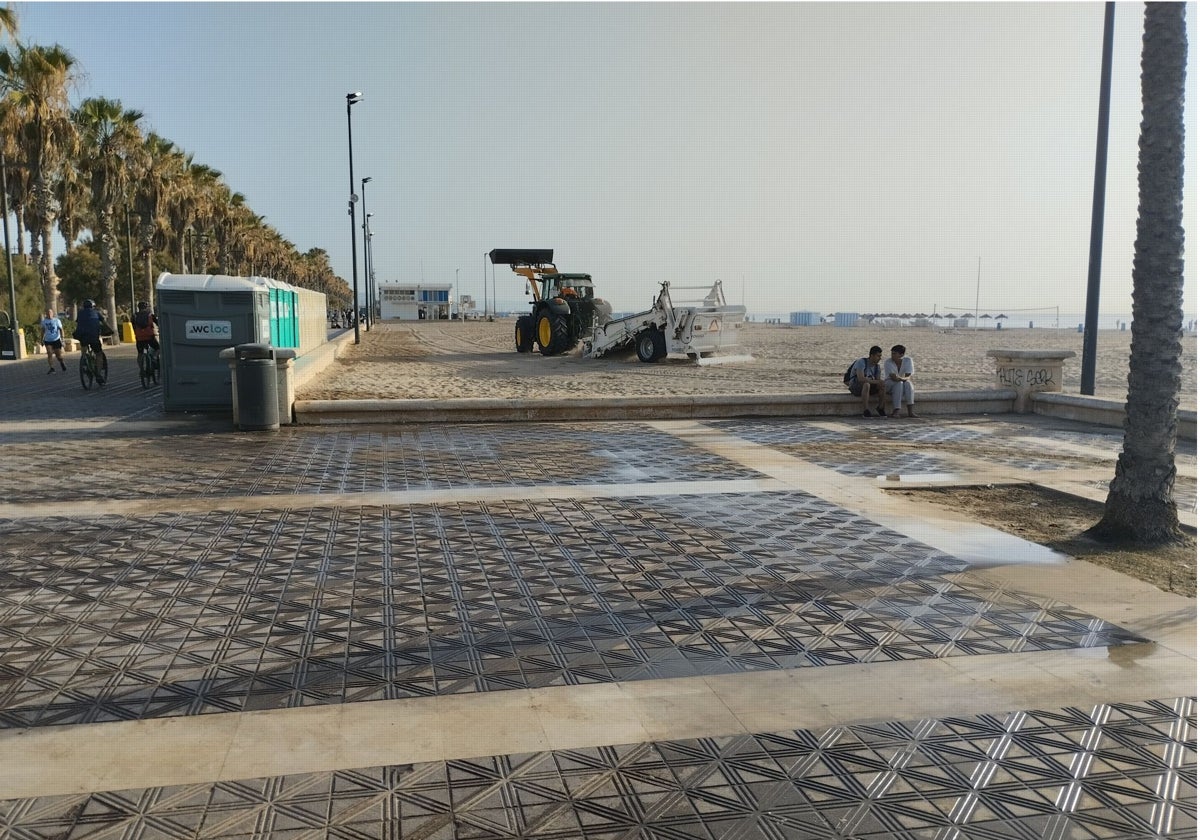 Maquinaria trabajando en la playa esta mañana.