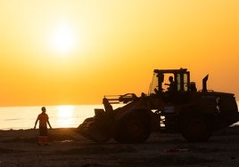 Una máquina limpiadora en la playa de Cabañal.