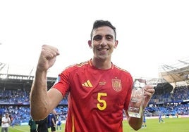 César Tárrega, con el premio al mejor jugador del partido.