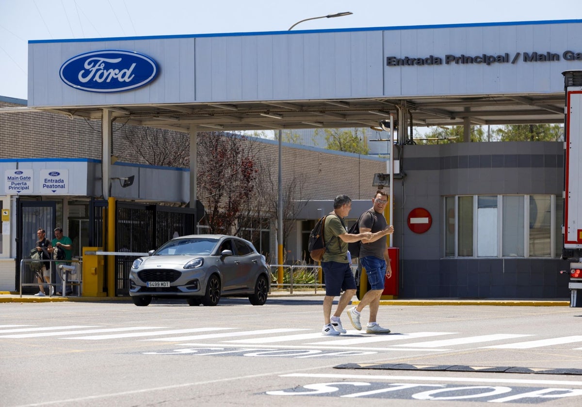 Dos trabajadores, en las puertas de Ford Almussafes.