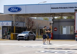 Dos trabajadores, en las puertas de Ford Almussafes.