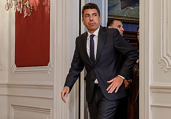 El president Carlos Mazón, en Les Corts.