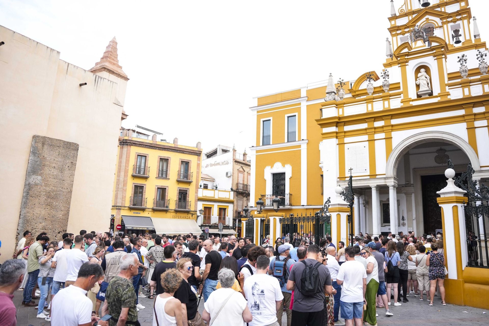 Fieles y curiosos hacen cola para ver la polémica restauración de la Virgen Macarena