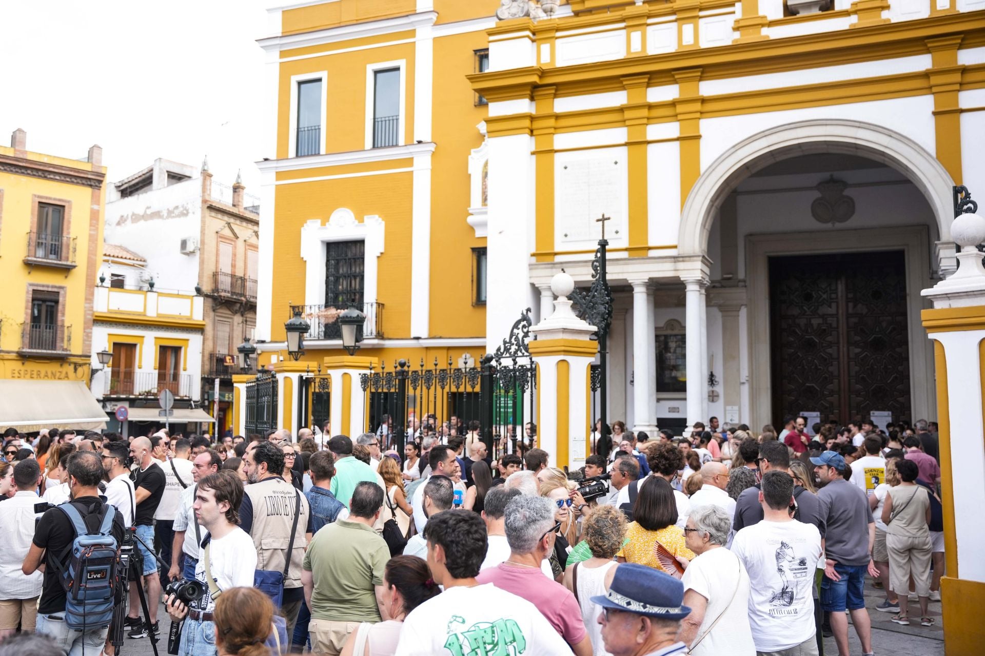 Fieles y curiosos hacen cola para ver la polémica restauración de la Virgen Macarena