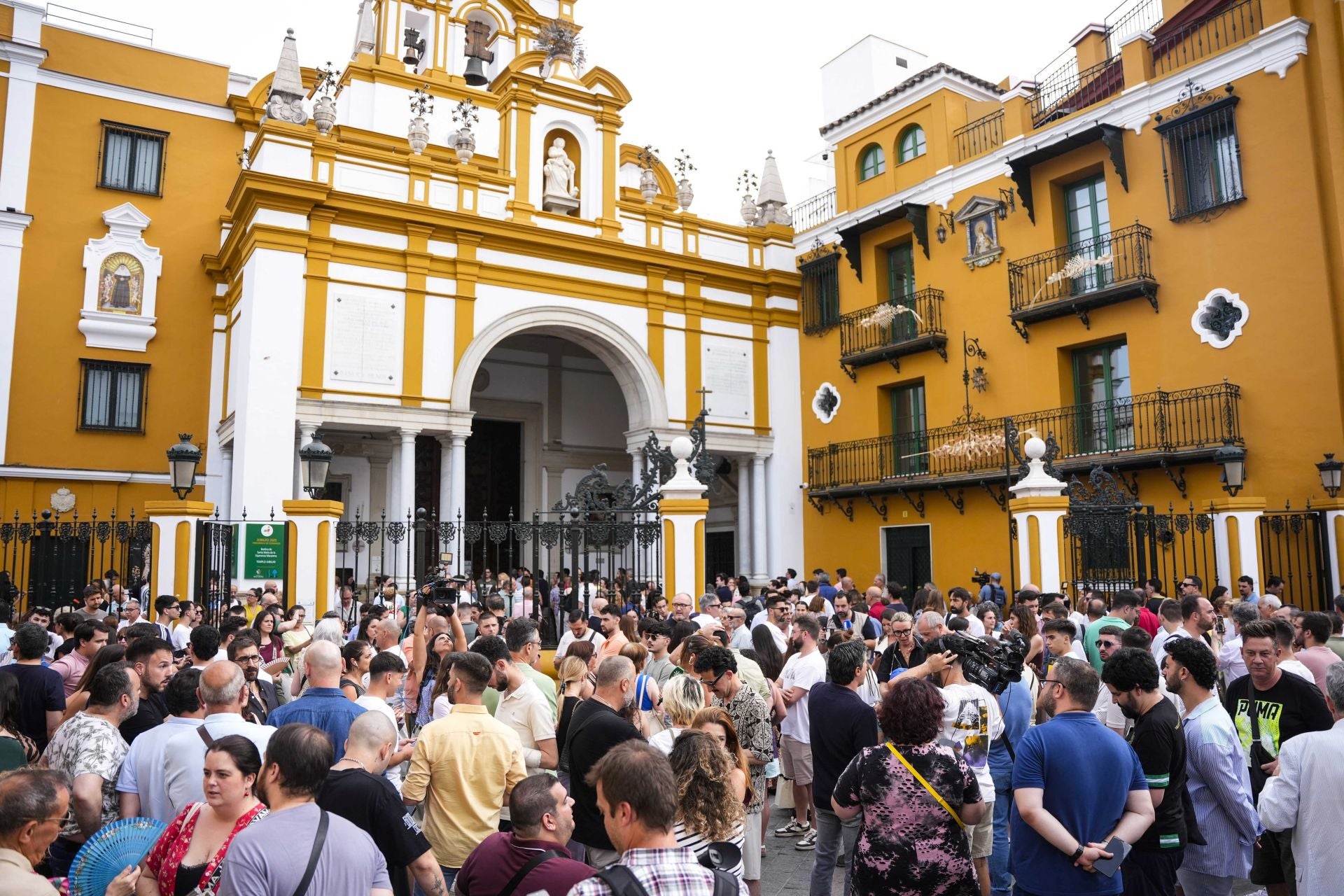 Fieles y curiosos hacen cola para ver la polémica restauración de la Virgen Macarena