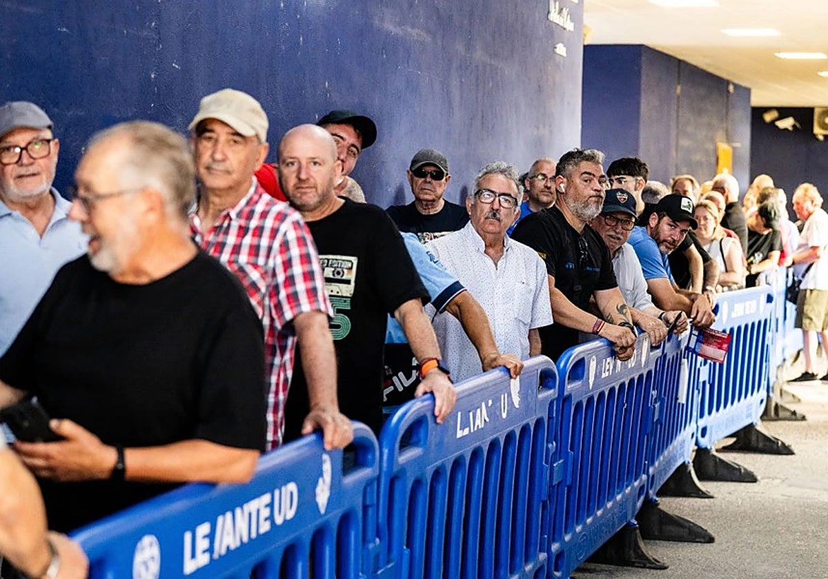 Largas colas en el Ciutat de Valencia para renovar los abonos.