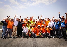 Los comisarios del Circuit Ricardo Tormo celebran tras recibir el galardón.