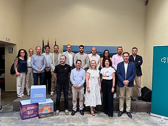 Los organizadores junto a los patrocinadores del festival.