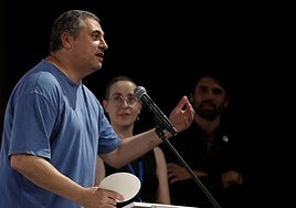 El cineasta rumano Radu Jude en el Teatro Principal de Valencia.