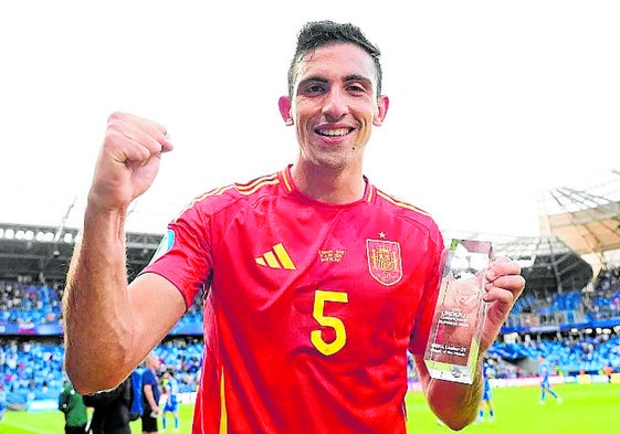 César Tárrega, con el trofeo de mejor jugador en el primer partido de España sub-21 en el Europeo.