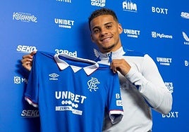 Max Aarons posa con su nueva camiseta.