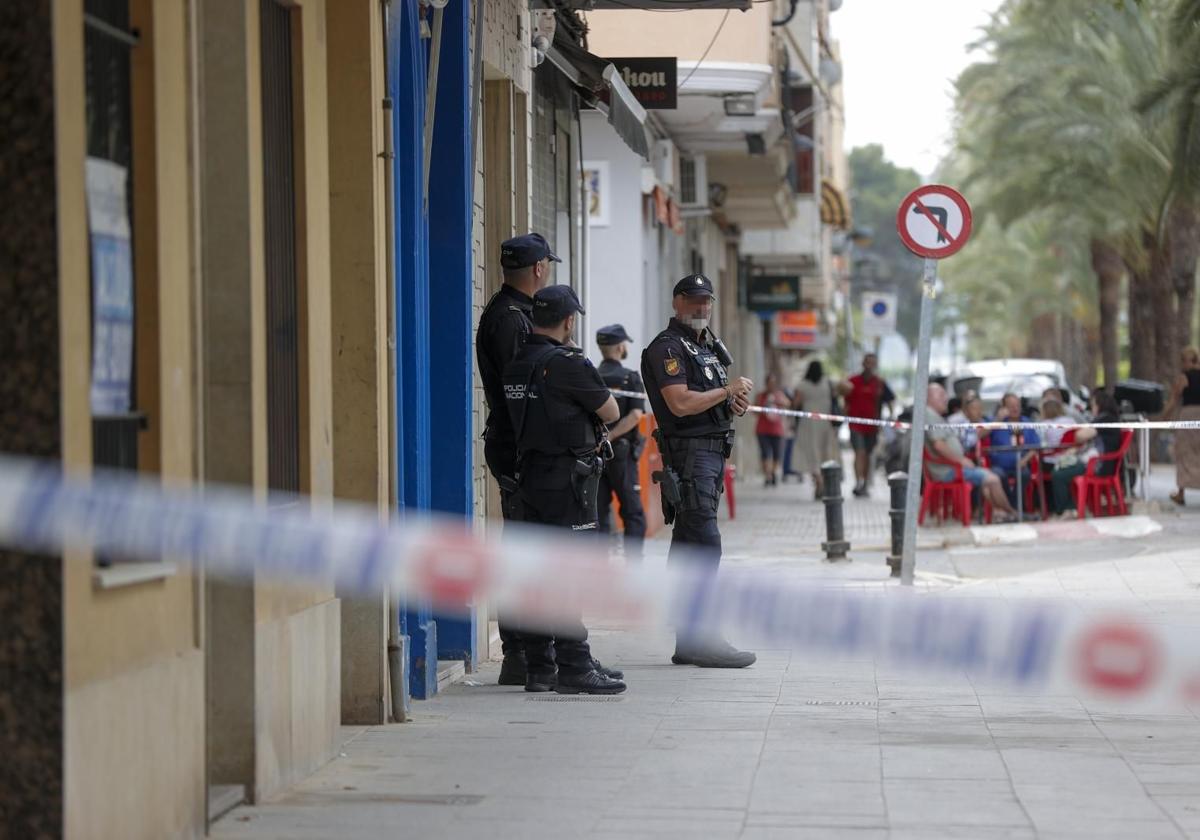 Efectivos de la Policía Nacional a las puertas del inmueble.