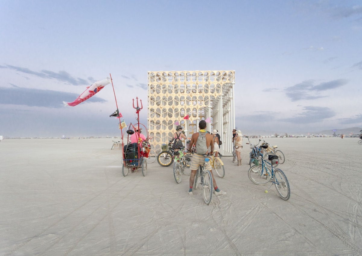 Imagen secundaria 1 - Miguel Arraiz, en el Burning Man de 2016; también con la pieza inspirada en la Lonja que llevaron al desierto; y recreación del interior de vareta que hará la saga García para Arraiz en el templo de 2025.