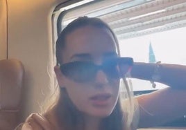 La influencer Lluna Clark en el momento en el que viajaba a Valencia.