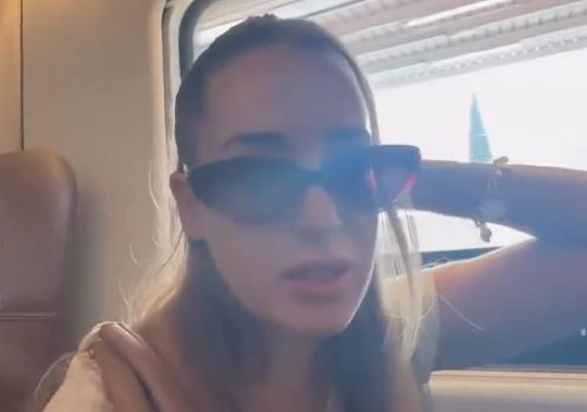 La influencer Lluna Clark en el momento en el que viajaba a Valencia.