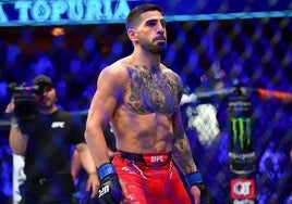 Ilia Topuria durante su combate contra Alexander Volkanovski en 2024.