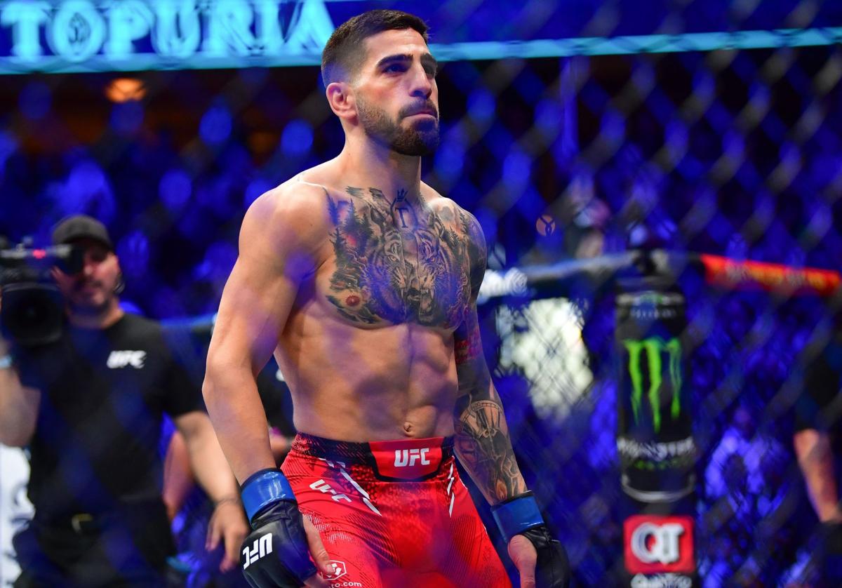 Ilia Topuria durante su combate contra Alexander Volkanovski en 2024.