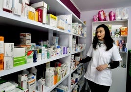 Una farmacéutica de una población rural, en su establecimiento.