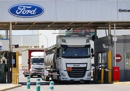 Dos camiones salen de la fábrica de Ford en Almussafes.