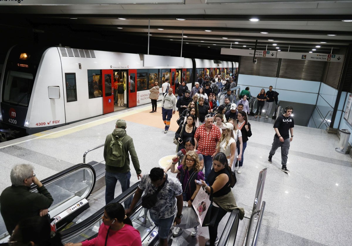 Pasajeros bajan del metro en una imagen de archivo.
