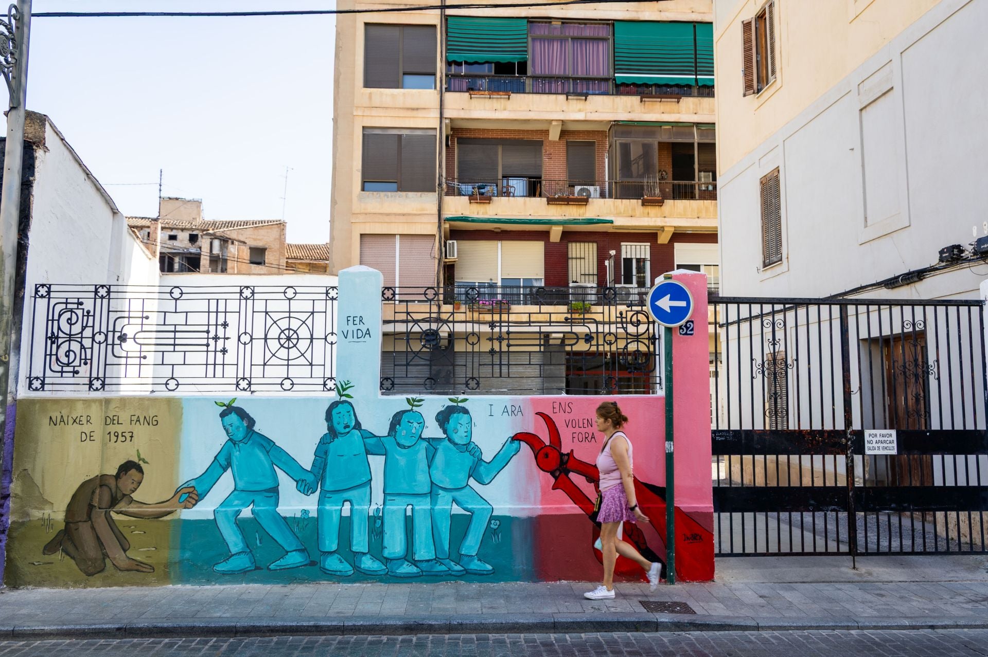 El mural de J. Warx, delante del 'edificio de los falleros'. Se trata de un bloque de diez alturas construido tras la riada de 1957 y que está fuera de ordenación urbana.