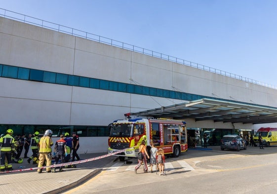 Los bomberos, el pasado lunes en el incendio de La Fe.