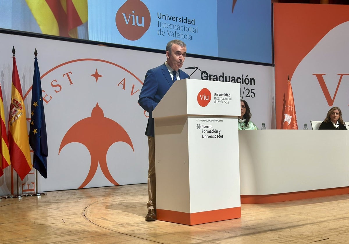 Lorenzo Silva, durante su discurso de graduación.