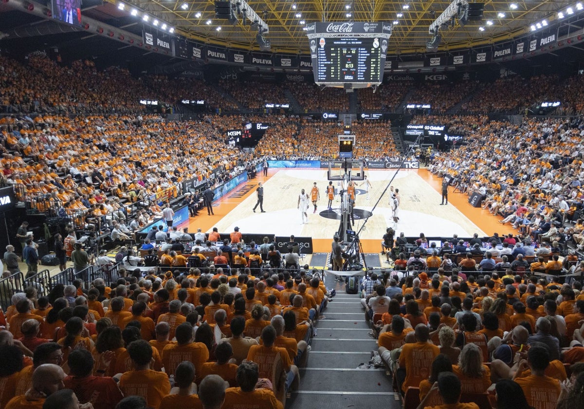 Panorámica de la Fonteta en su último partido oficial de baloncesto.