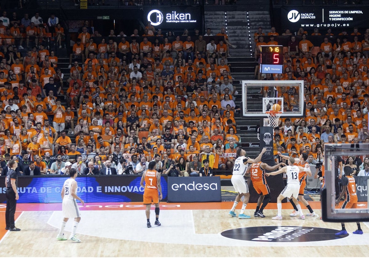 El espectacular ambiente de la Fonteta durante su último partido de baloncesto oficial.