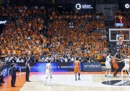 El espectacular ambiente de la Fonteta durante su último partido de baloncesto oficial.