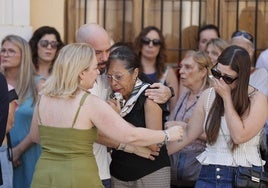 Familiares de las victimas durante el minuto de silencio convocado por el ayuntamiento de Algemesí.