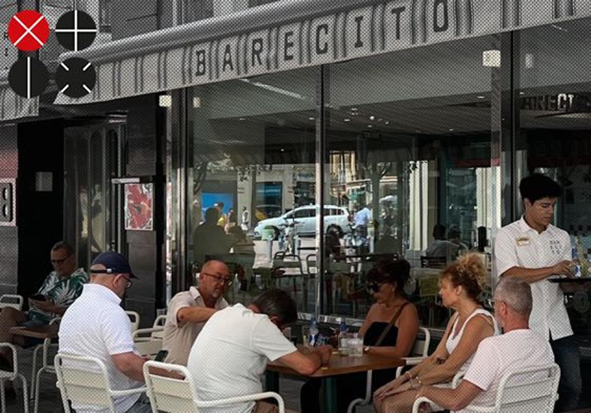 Una mesa de comensales en la terraza de Barecito, junto a la plaza del Ayuntamiento de Valencia.