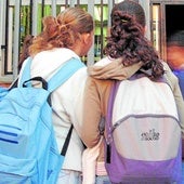 Varios escolares entran en un colegio en una imagen de archivo.