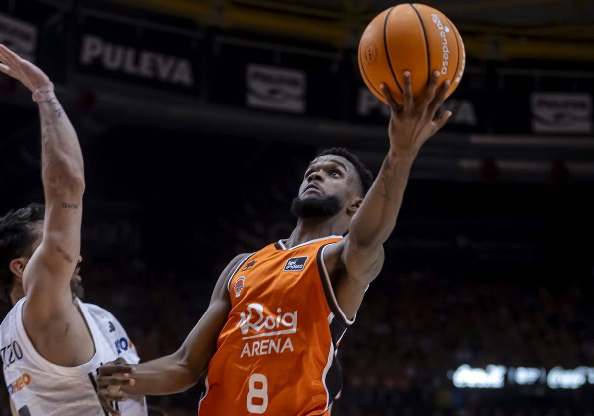 Jean Montero encara a Campazzo en el tercer partido de la final de la ACB.