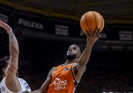 Jean Montero encara a Campazzo en el tercer partido de la final de la ACB.