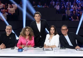 Manel Fuentes (C), presentador de 'Tu cara me suena', junto al jurado del programa.