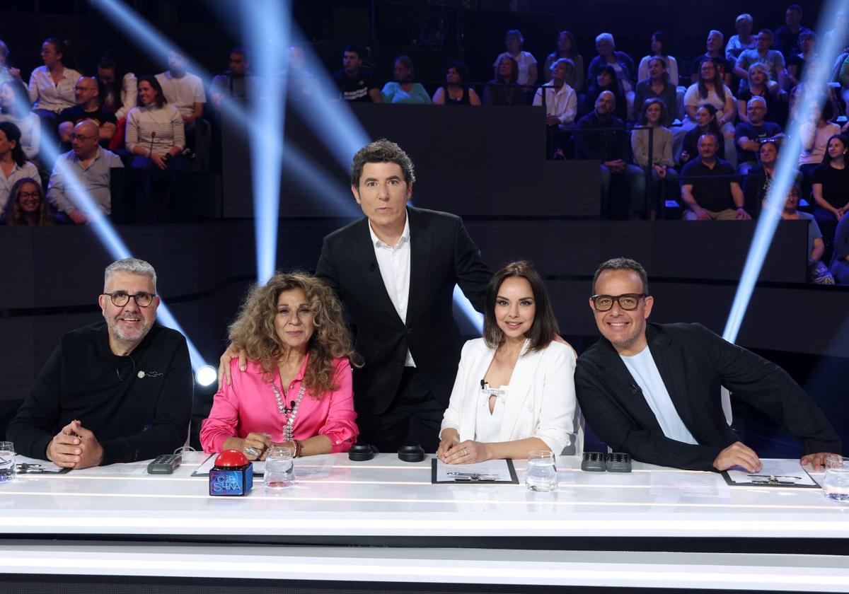Manel Fuentes (C), presentador de 'Tu cara me suena', junto al jurado del programa.
