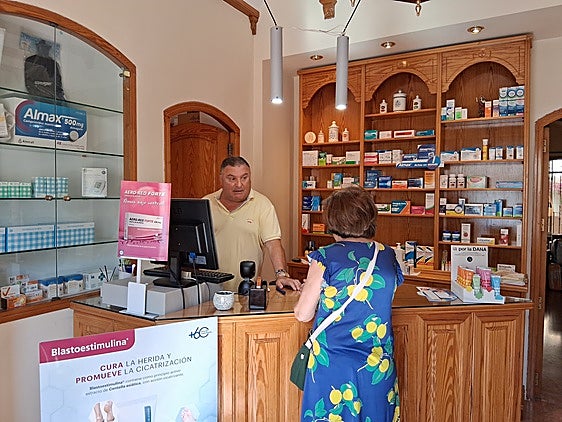 La asfixia de las farmacias rurales: Los embargos y los préstamos planean por los impagos del Consell