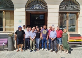 Agricultores tras presentar la carta en el Ayuntamiento de Tavernes de la Valldigna.
