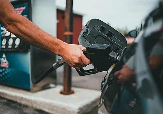 Un hombre repone gasolina en su vehículo, imagen de recurso.