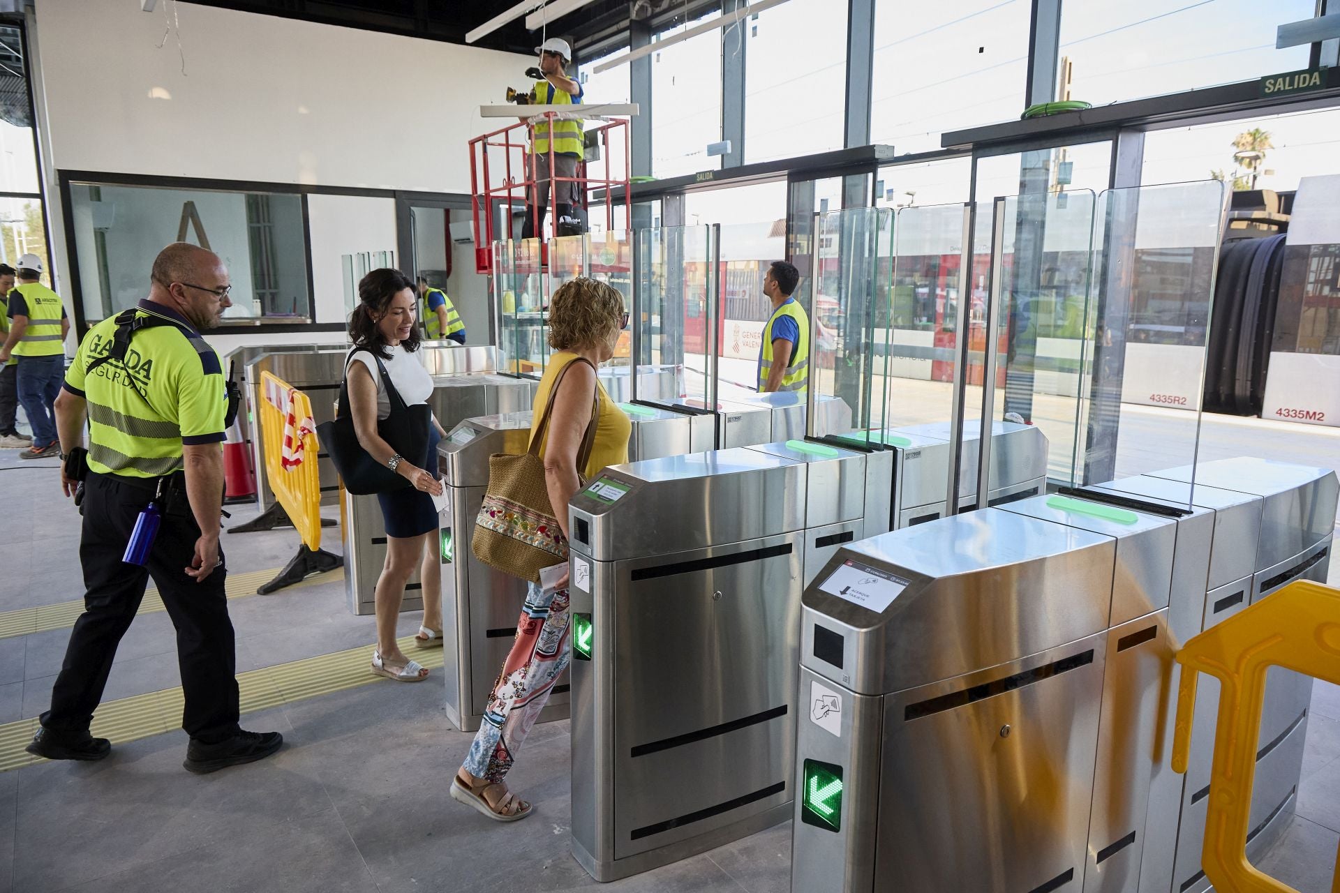 Todas las imágenes de apertura del metro en la zona cero de la dana