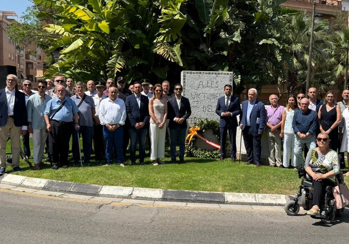 Foto de familia en el acto de homenaje en Paterna.