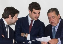 Vicente Boluda con sus hijos, Vicente y Nacho, en el centro de la imagen.