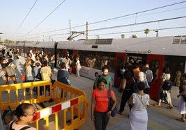 Unos viajeros suben al metro en Paiporta el día de su reapertura.