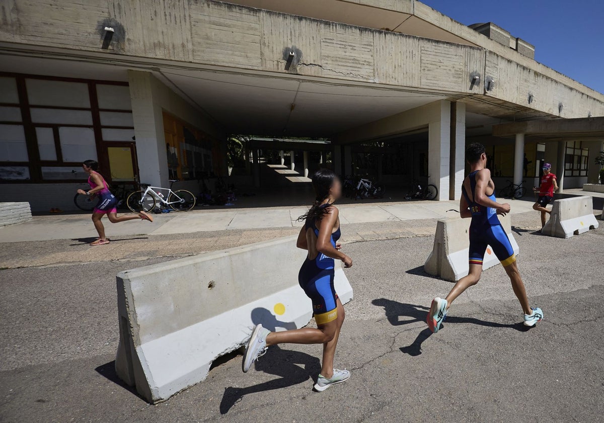 Imagen principal - Integrantes del equipo de triatlón, dirigidos por Vanessa Huesa, preparan el Campeonato de España Escolar.