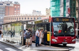 Una de las paradas de autobús de la EMT en la calle Xàtiva de Valencia.