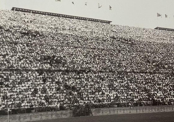La grada de preferencia numerada de Mestalla, célebre por su verticalidad, ofrece un aspecto rebosante de aficionados en el primer partido de la temporada 57-58, poco antes de la riada sufrida por el desbordamiento del Turia en octubre.