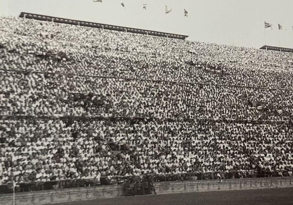 La grada de preferencia numerada de Mestalla, célebre por su verticalidad, ofrece un aspecto rebosante de aficionados en el primer partido de la temporada 57-58, poco antes de la riada sufrida por el desbordamiento del Turia en octubre.