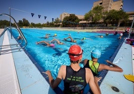 Jóvenes del equipo de triatlón, en la piscina del Centro de Tecnificación de Cheste.