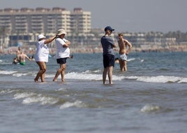Turistas, en la playa de la Malvarrosa.